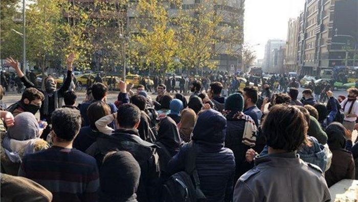 ادامه اعتراضات در تهران و چند شهر دیگر 