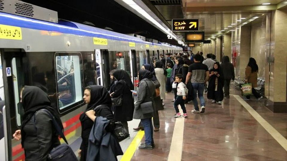 ورود زنان بیحجاب به مترو ممنوع نیست؛ فقط تذکر لسانی