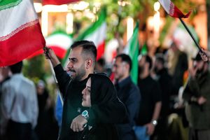 عکسی که فارس از یک زوج جوان در تجمعات شبانه تهران منتشر کرد