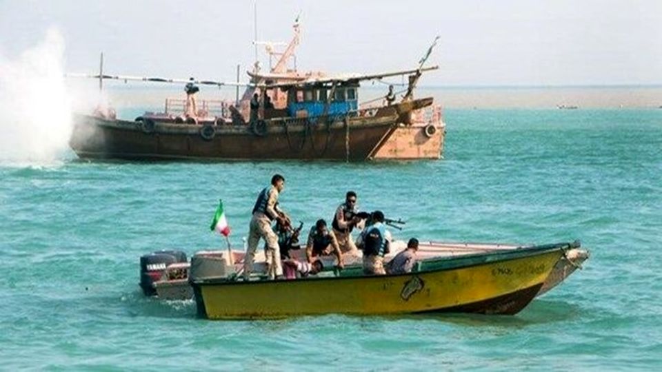 ضبط سفینتین تشحنان وقود مهرب فی المیاه الشمالیة الغربیة للخلیج الفارسی