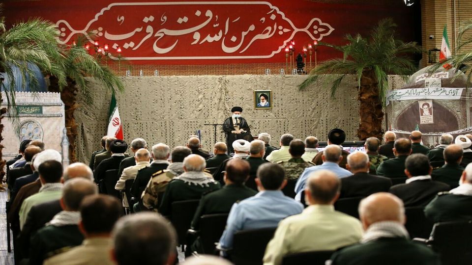 قائد الثورة: الدفاع المقدس وحد الشعب وحول البلاد إلى وحدة متکاملة